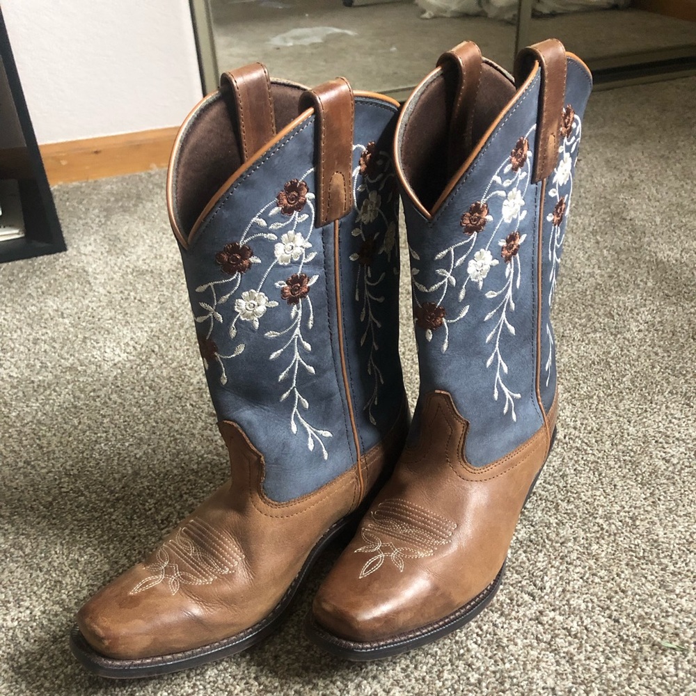 Cedar rose embroidered cowgirl boots